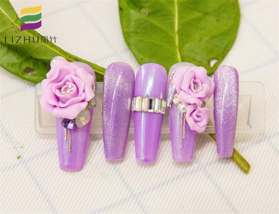 南寧美甲學(xué)校作品：浪漫雕花美甲