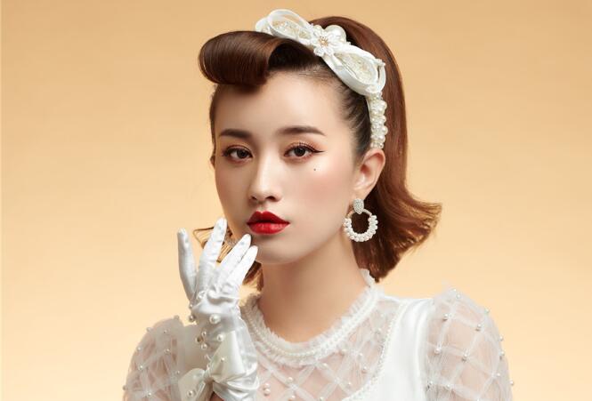 復(fù)古迪斯科妝容造型，廣西化妝學(xué)校這款造型愛(ài)了嗎？