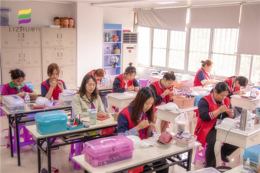 學(xué)美甲需要什么條件？南寧美甲培訓(xùn)學(xué)校為你解答