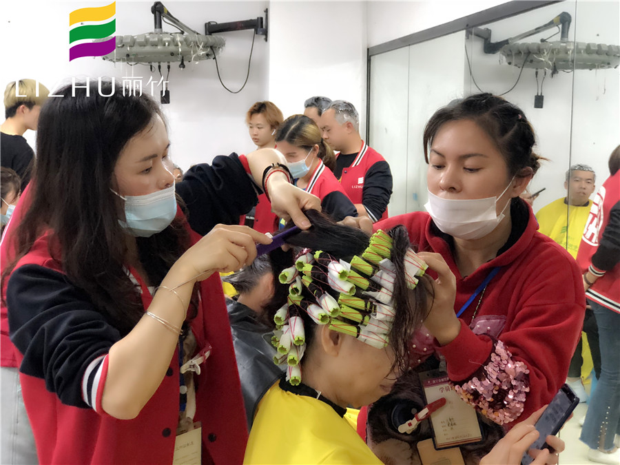 美發(fā)初學者燙發(fā)上杠基本操作方法，南寧美發(fā)學校分享