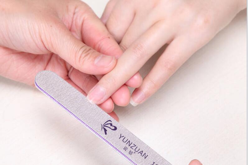 做美甲為什么要打磨？南寧美甲學(xué)校幫你揭秘