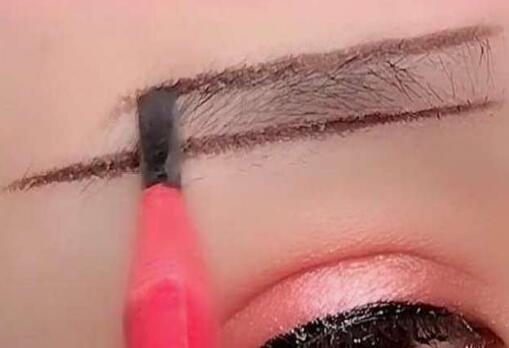 初學(xué)化妝畫好眉毛的教程，來南寧化妝學(xué)校學(xué)習(xí)