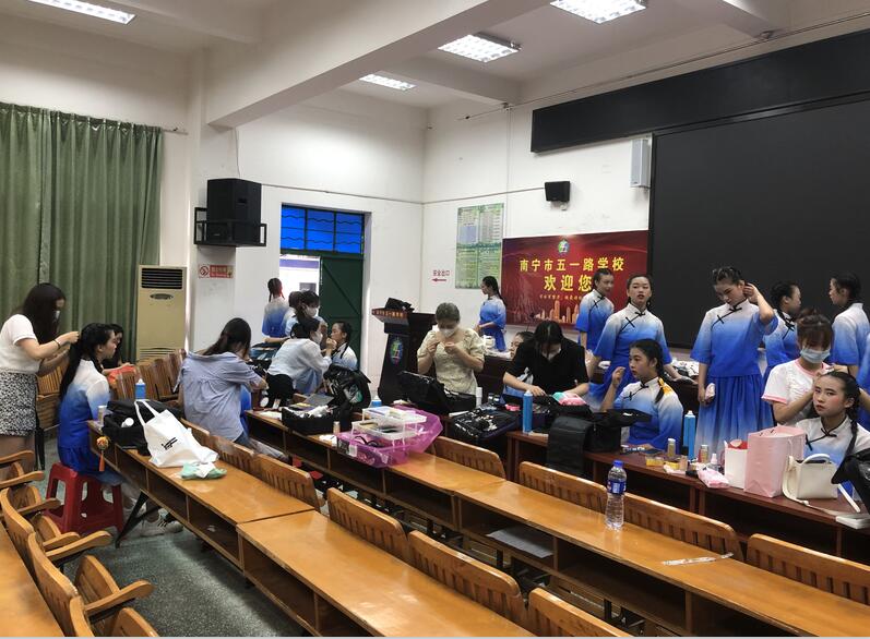 南寧化妝學(xué)校外出實(shí)踐，受到演員比心點(diǎn)贊