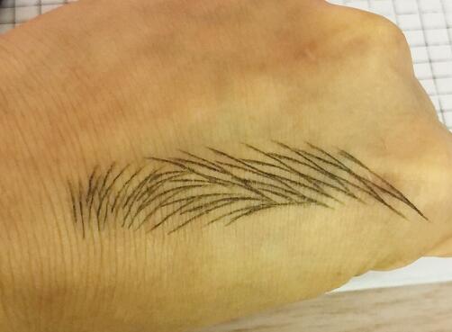 廣西化妝學(xué)校教你如何在手上畫(huà)眉