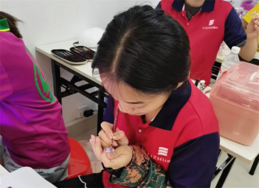 喜歡美甲，是因?yàn)樗娜f(wàn)種風(fēng)情