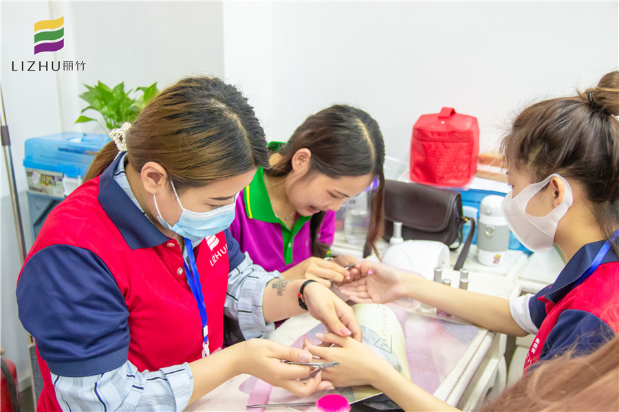 美甲怎么修剪死皮？來南寧美甲培訓(xùn)班看看就知道啦