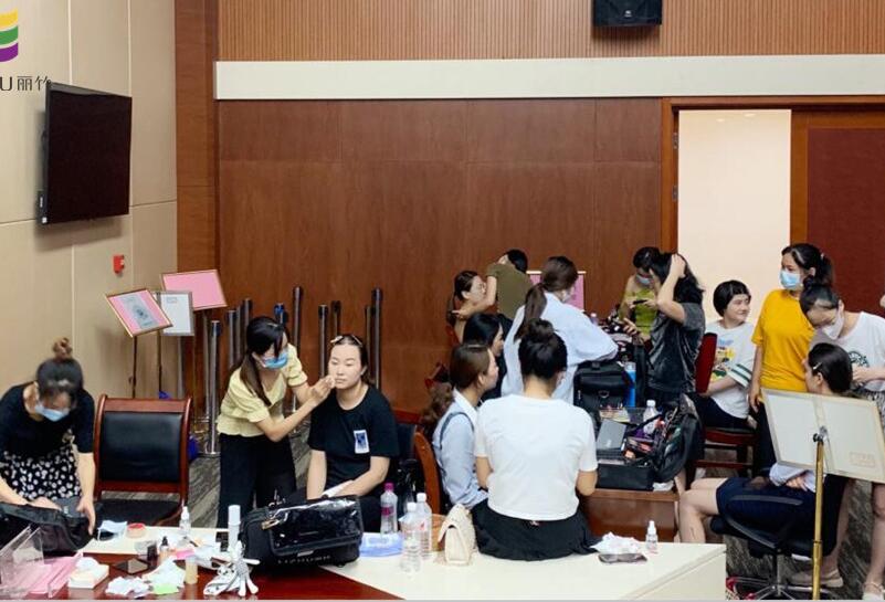 南寧化妝外出實踐，提升學(xué)員動手能力