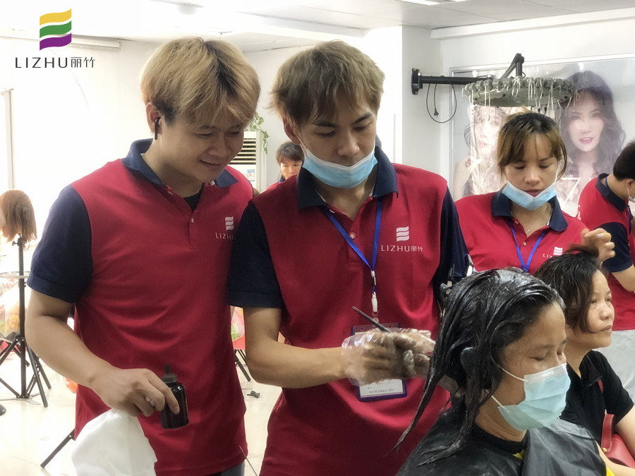 涂抹染膏的技巧，南寧美發(fā)師培訓(xùn)必須課程