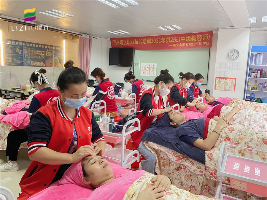 南寧中級(jí)美容師考核培訓(xùn)課堂實(shí)況