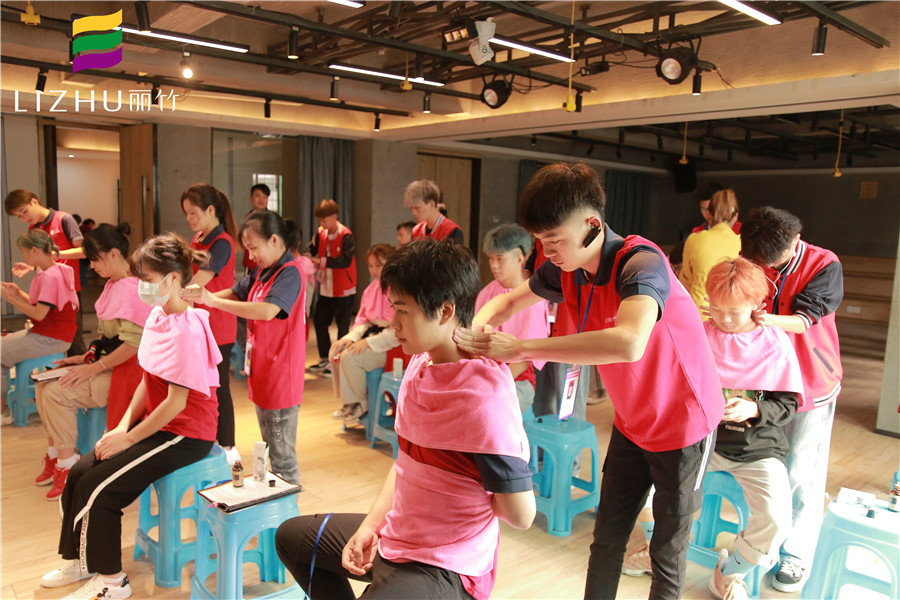 學(xué)美發(fā)為什么要學(xué)按摩？南寧專業(yè)美發(fā)學(xué)校告訴你