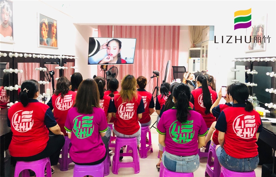 跟著南寧化妝學校學，新手也能畫出驚艷的唇妝