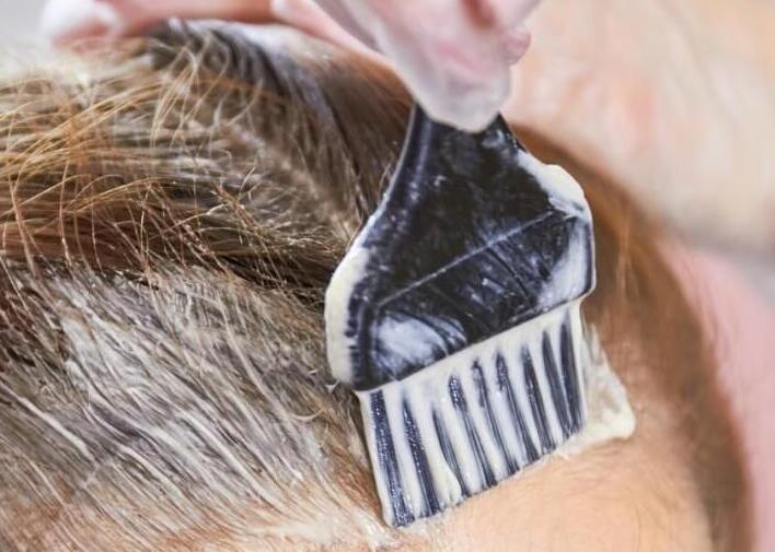 染發(fā)的時候頭皮痛？南寧技術好的美發(fā)學校來解答