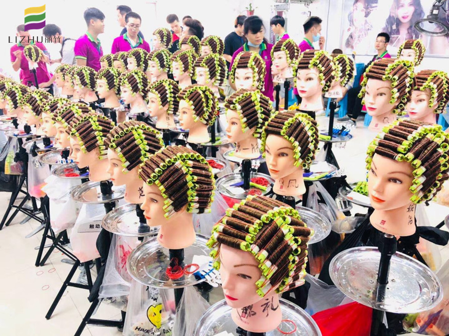 南寧美發(fā)培訓(xùn)機(jī)構(gòu)課堂：國際標(biāo)準(zhǔn)杠課堂練習(xí)