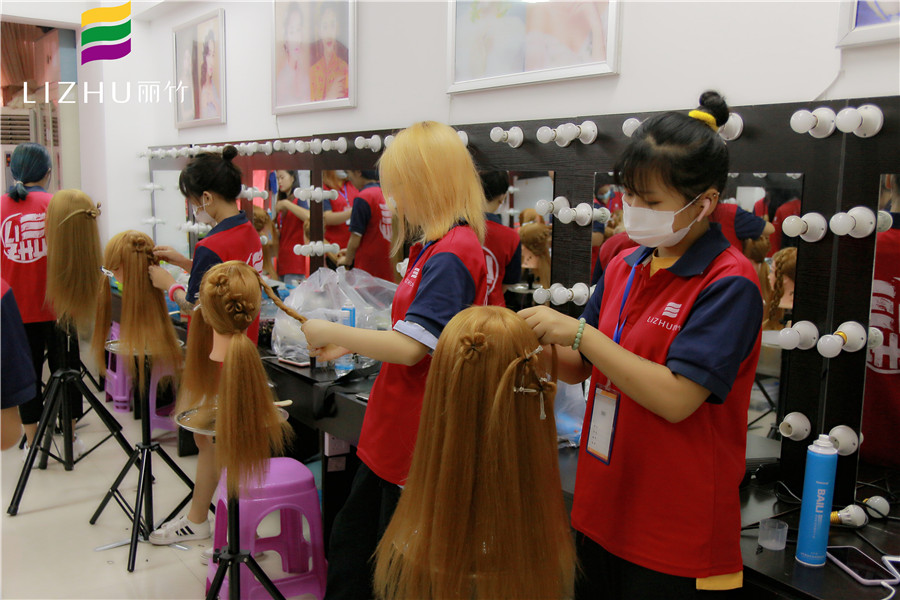 幸運(yùn)草森系編發(fā)，快來廣西彩妝造型學(xué)校學(xué)習(xí)下