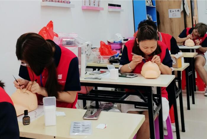 南寧美睫培訓學校，學專業(yè)美睫技術