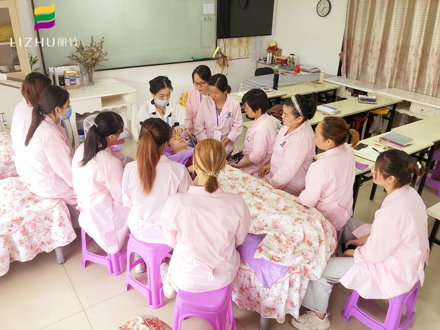 日常眼部保養(yǎng)怎么做？廣西正規(guī)美容學(xué)校給你支招