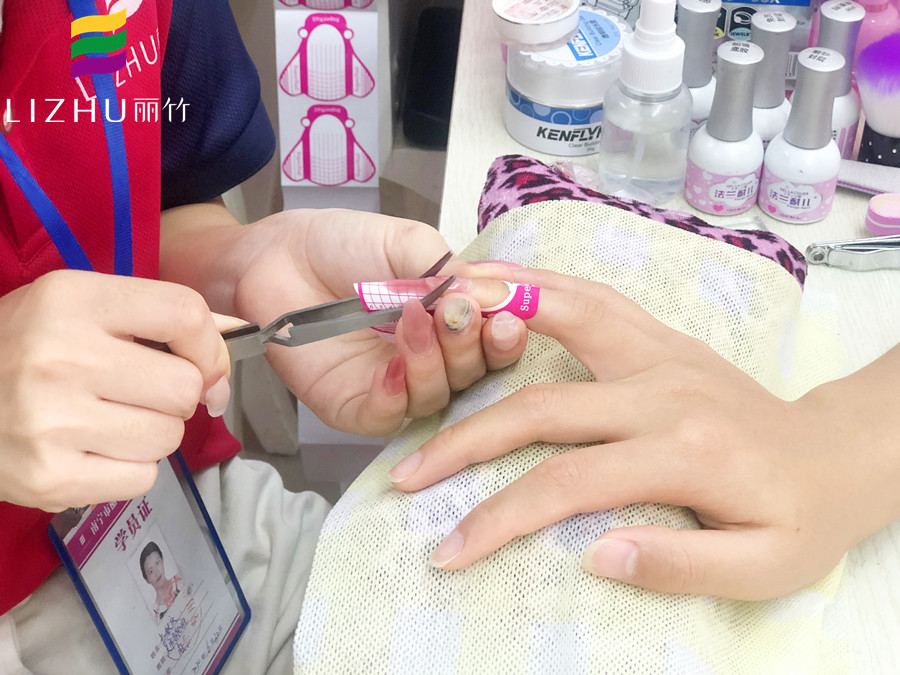 送你光療延長(zhǎng)甲愛(ài)教程，讓你知道南寧哪里教的美甲技術(shù)好