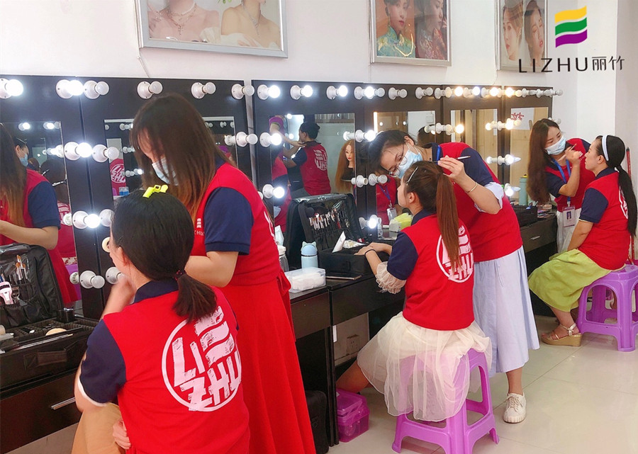 南寧化妝去哪里學(xué)？來(lái)麗竹化妝全能班啊