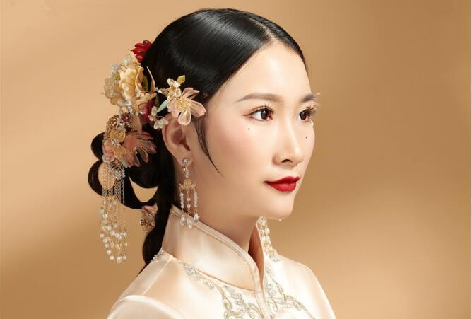 簡約秀禾新娘造型，看南寧化妝學校哪家有實力