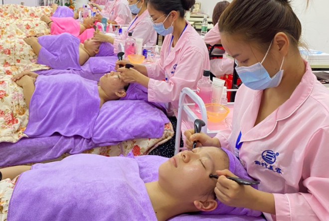 廣西排名前十美容學(xué)校教你如何進行面部撥筋