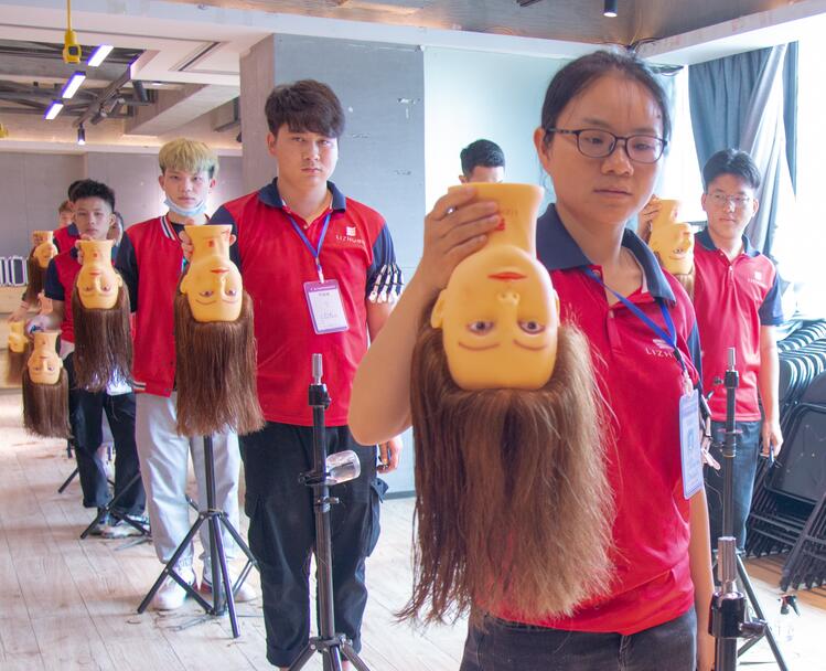 假頭如何梳理頭發(fā)？來廣西美發(fā)學(xué)習(xí)中心學(xué)習(xí)