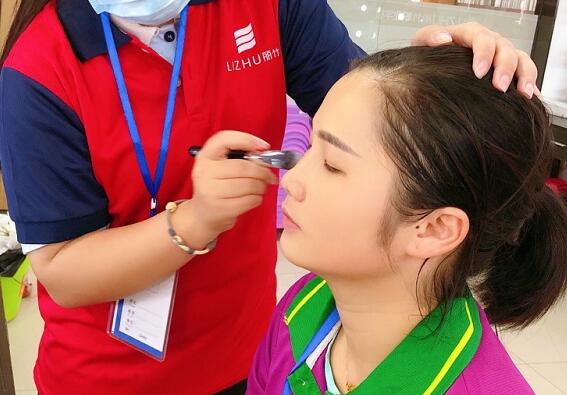 學(xué)刷子涂粉底液教程，知道廣西化妝學(xué)校哪家專業(yè)