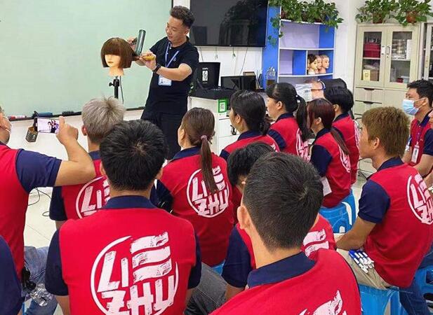 怎么剪平劉海？南寧專業(yè)美發(fā)學(xué)校課堂實(shí)操