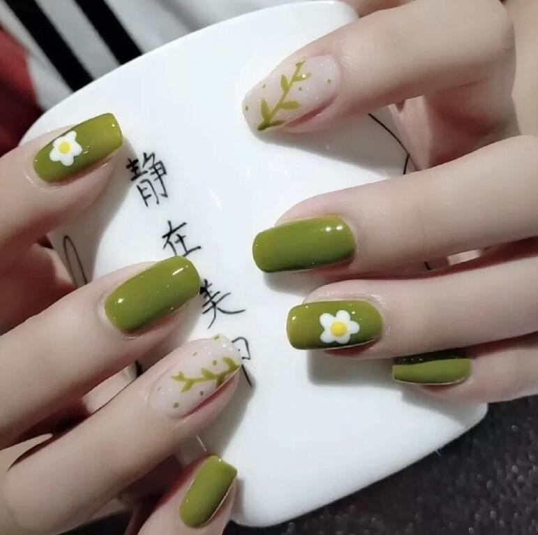 牛油果綠色美甲，和廣西美甲學(xué)習(xí)中心get起來