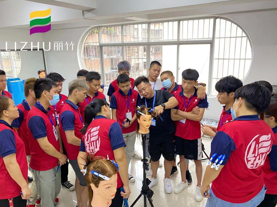 學(xué)牙剪打薄技巧，就知道南寧美發(fā)學(xué)校哪家有實(shí)力