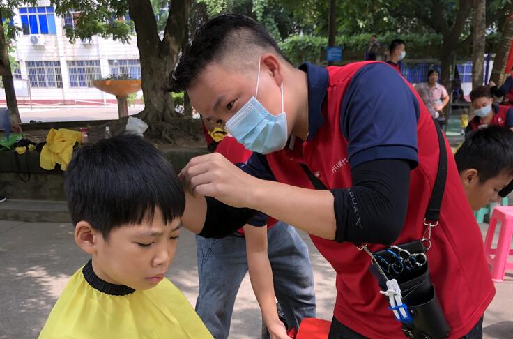 以社區(qū)義務(wù)剪發(fā)的方式，祝老師們教師節(jié)快樂