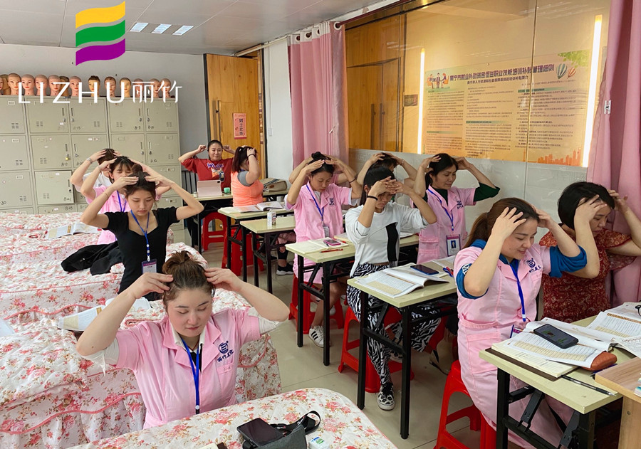 美容學員如何練習手法？廣西專業(yè)美容培訓給你示范