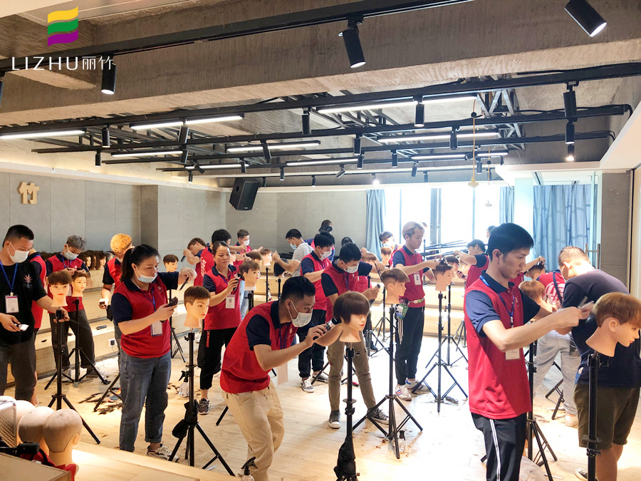 男發(fā)剪裁班課堂，證明南寧美發(fā)學(xué)校哪家專業(yè)