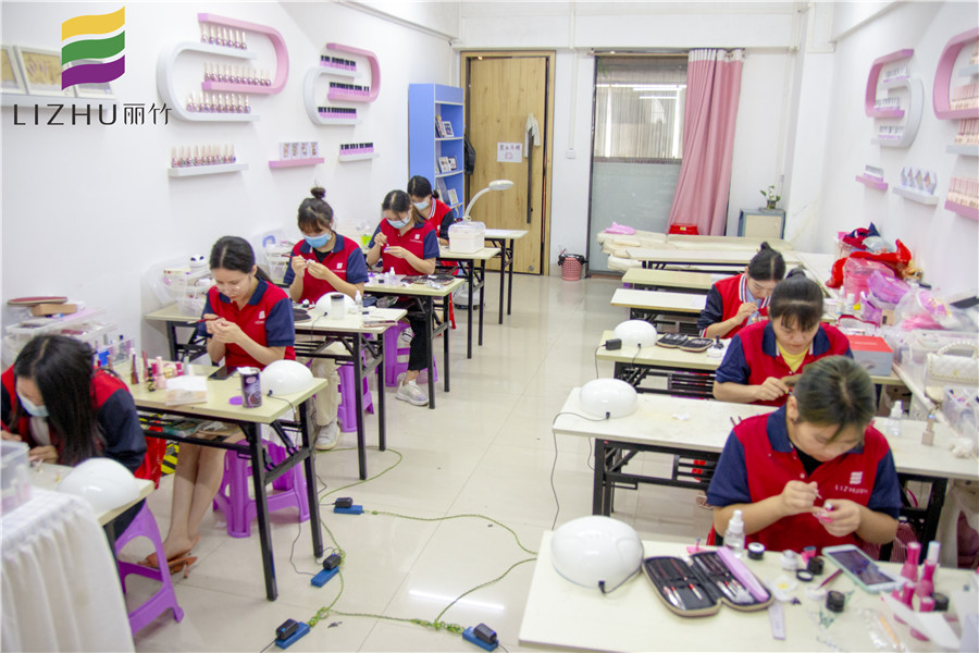 直擊南寧專(zhuān)業(yè)美甲學(xué)校課堂實(shí)況