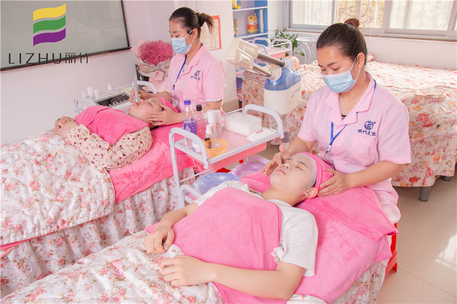 曬后如何修復皮膚？廣西美容學校演示給你看