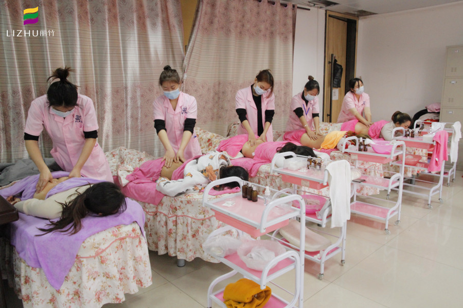 美容師如何練習(xí)自己的手？南寧學(xué)美容教你