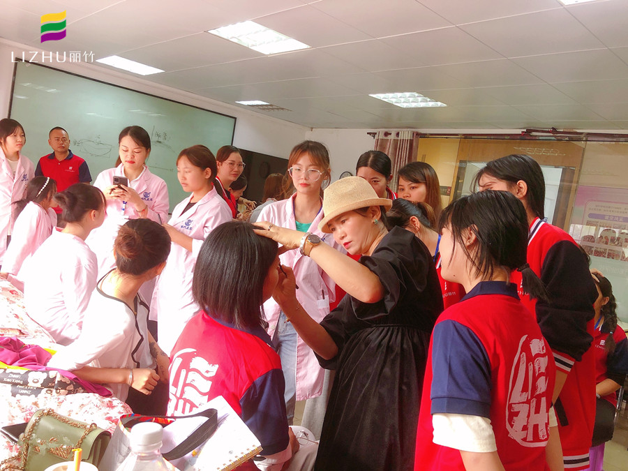 “一分鐘畫(huà)眉”，廣西紋繡培訓(xùn)班正在示范