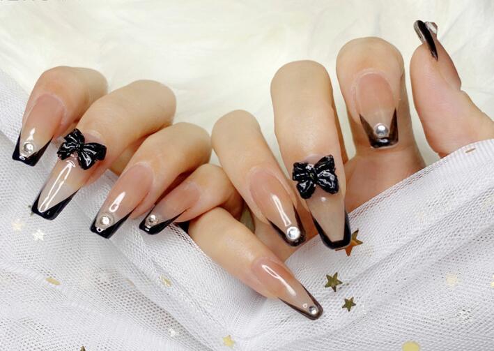 法式蝴蝶結(jié)美甲，用作品展現(xiàn)南寧美甲學(xué)校哪家有實(shí)力