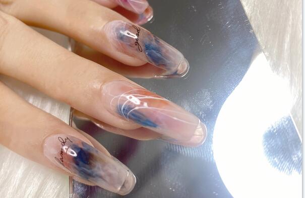 日式暈染美甲作品，實力證明廣西受歡迎的美甲學(xué)校是哪家