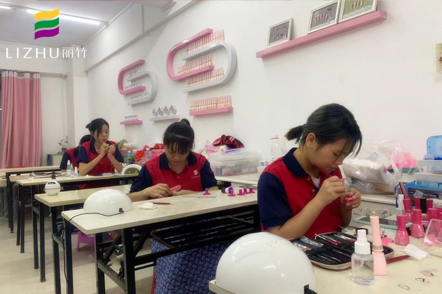 南寧專業(yè)美甲學(xué)校，教你專業(yè)美甲技術(shù)