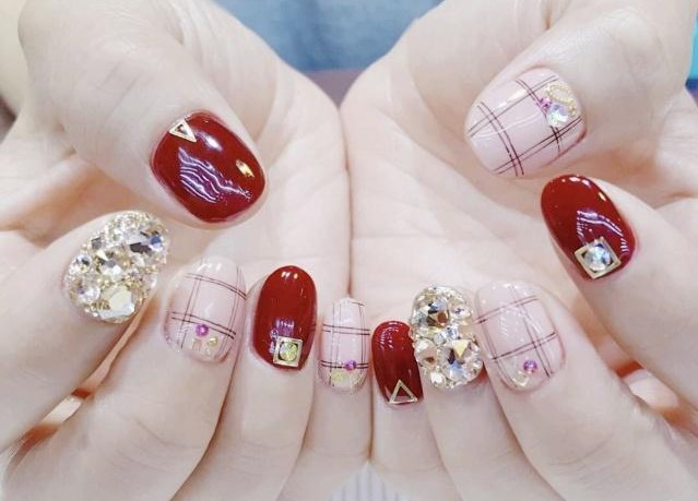 廣西美甲學校課堂：美甲貼鉆技巧