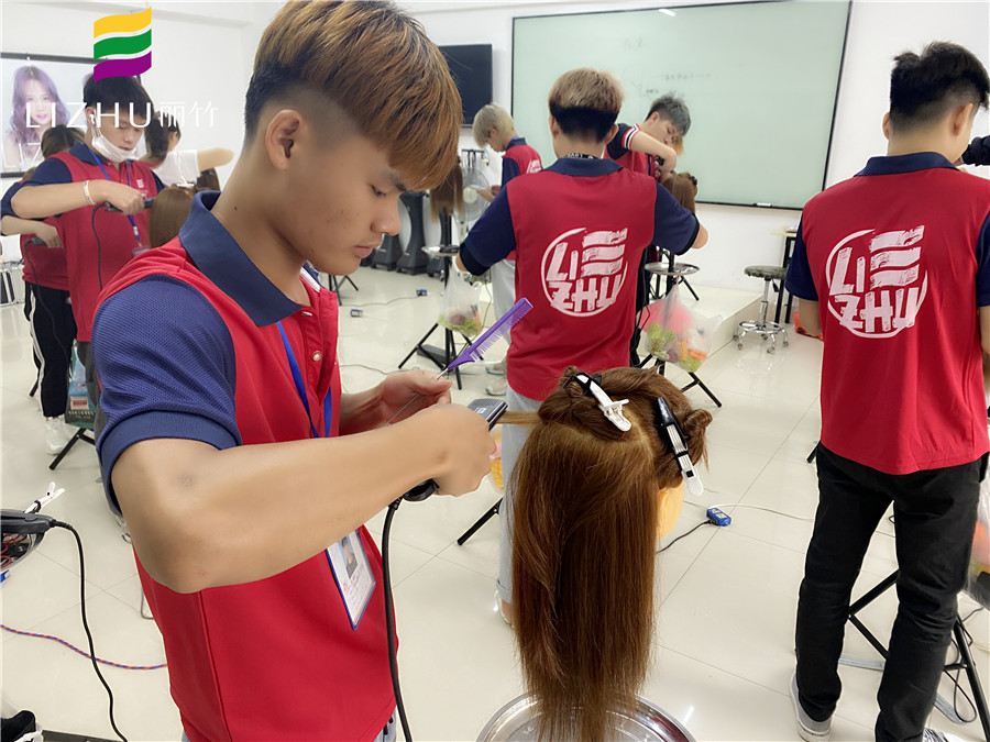 學(xué)直板夾使用技巧，就來(lái)廣西教美發(fā)的學(xué)校