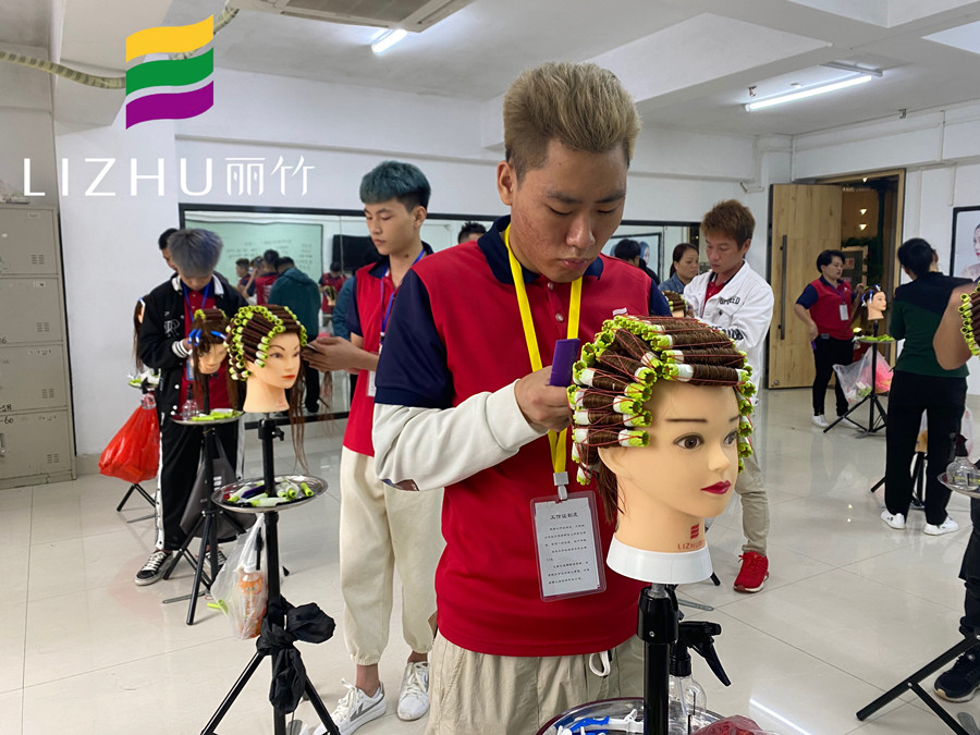 怎樣燙出彈性的波浪卷發(fā)？南寧美發(fā)課堂教你