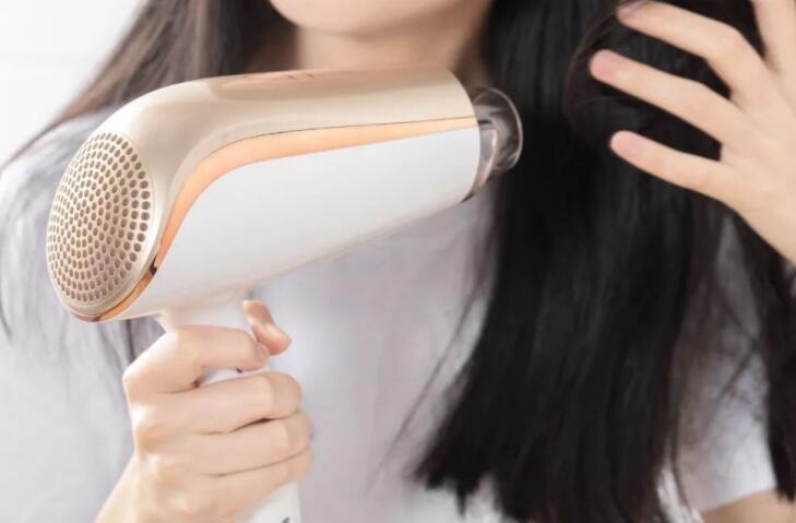 吹風(fēng)機(jī)吹發(fā)型的技巧，廣西培訓(xùn)美發(fā)學(xué)校教你