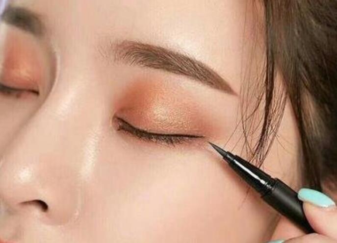 如何防止畫眼線時(shí)手抖？南寧化妝課程學(xué)習(xí)內(nèi)容