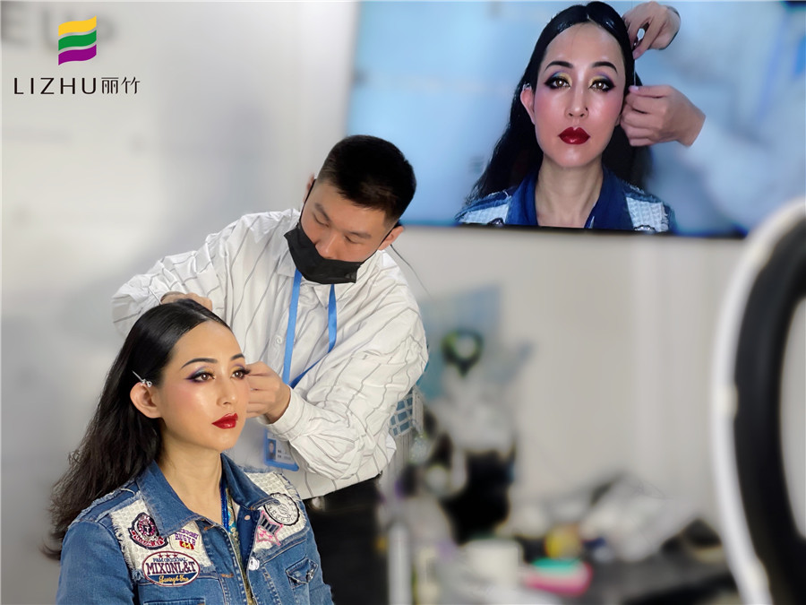 學印度妝容的畫法，看南寧教化妝哪家好