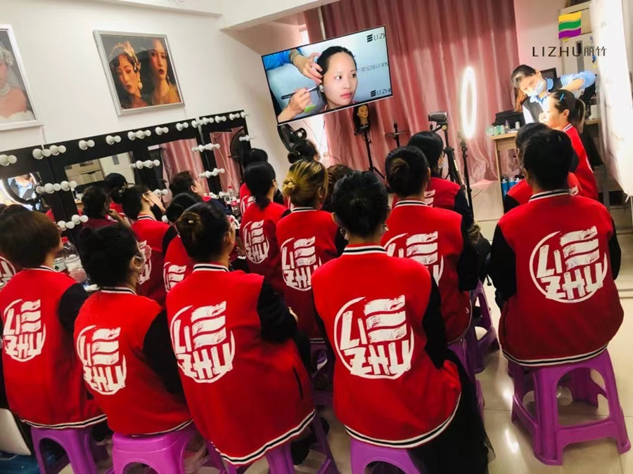 冬季正確的化妝步驟，這些技巧南寧化妝學(xué)校告訴你