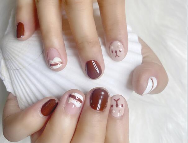 可愛卡通短圓甲作品，南寧美甲培訓(xùn)機(jī)構(gòu)分享