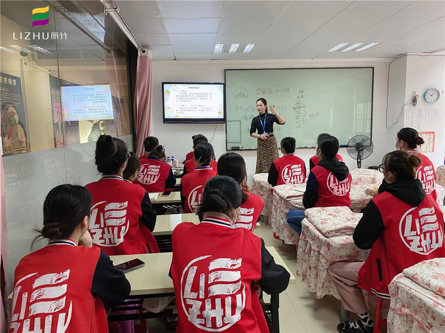 廣西專業(yè)美容學校：美容班里的化妝學員