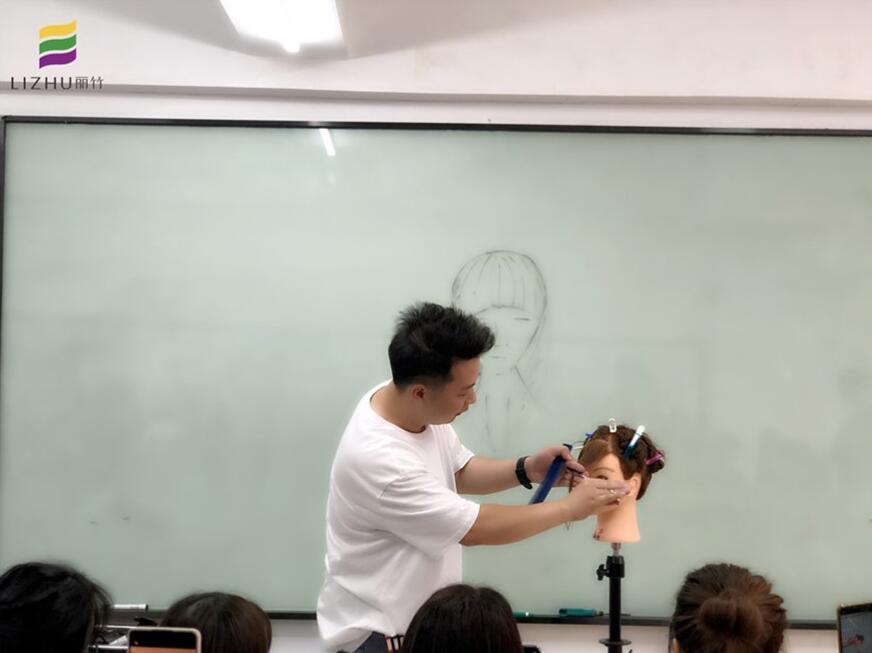 劉海出油怎么解決？南寧教理發(fā)的學(xué)校教你方法