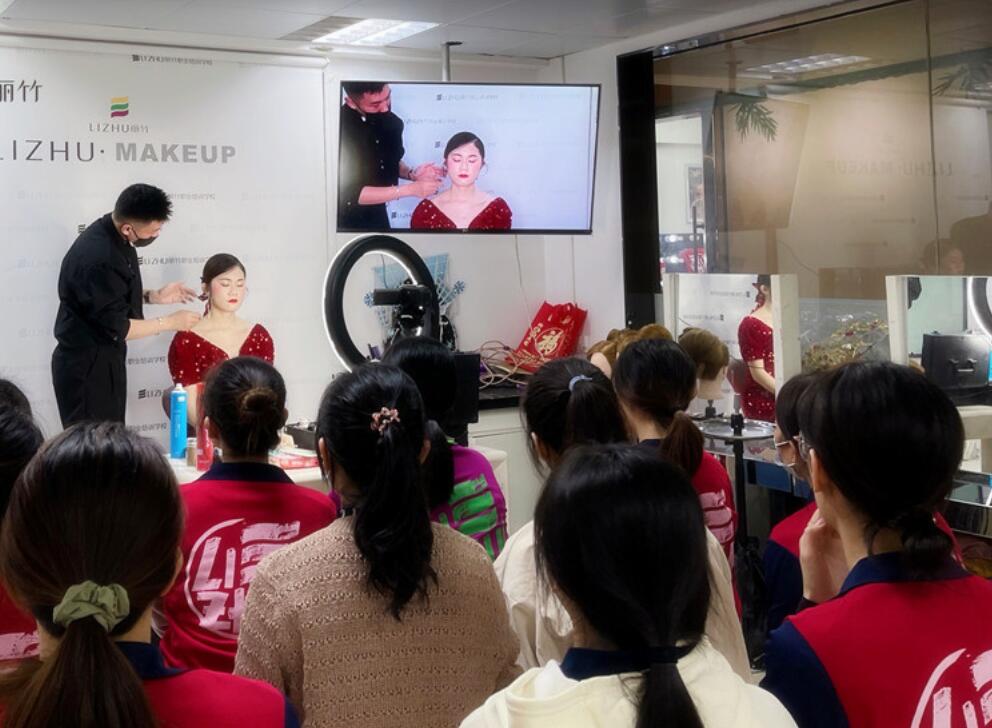 麗竹彩妝學校上演“換臉術”，展現(xiàn)南寧學彩妝哪家技術強